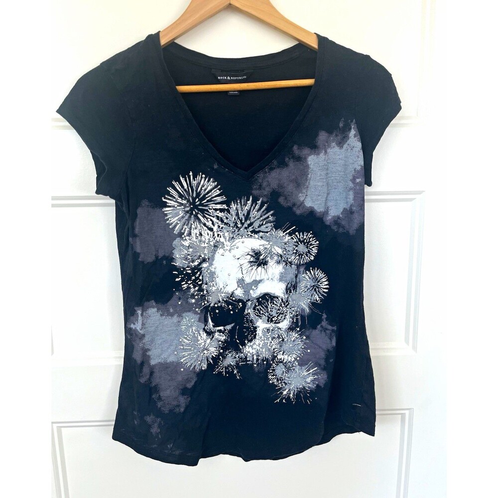 Rock & Republic Rhinestone Skull Shirt Fireworks Graphic V-Neck Tee Black M